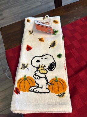 Peanuts Snoopy & Woodstock Fall Towel in White, Orange, Green, Red